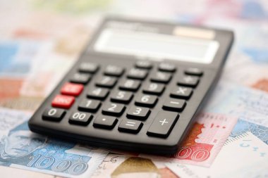 Pakistan banknotları ve hesap makinesi. Pakistan 'ın mevcut para ve hesap makinesi büyük miktarda masada yatıyor. Pakistan 'da vergi ve para sayımı kavramı