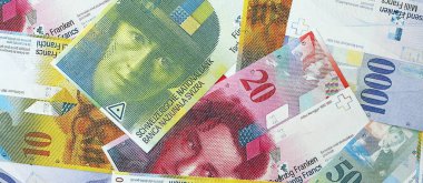 İsviçre frangı banknotları. Mevcut frank para faturaları büyük miktarda masada yatıyor. İsviçre 'de iş ve yatırım kavramı