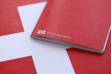Bayrağın üstünde İsviçre pasaportu. Şimdiki İsviçre bayrağı yakından geçiyor. İsviçre 'de vatandaşlık kavramı
