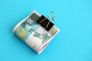 Israel New Shekels banknotları mavi arka planda. İsrail 'in şu anki para banknotları büyük oranda mavi üzerine yatar. İsrail 'de iş ve yatırım kavramı