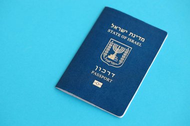 Mavi üzerine İsrail pasaportu. İsrail 'in mevcut biyometrik geçidi mavi arka planda yatıyor. İsrail 'de vatandaşlık kavramı