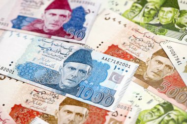 Pakistan banknotları. Pakistan 'ın mevcut para faturaları büyük miktarda masada yatıyor. Pakistan 'da iş ve yatırım kavramı