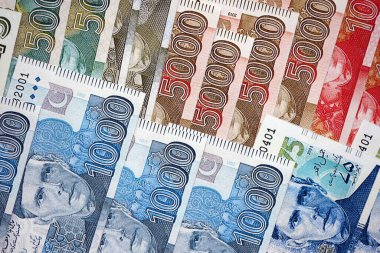 Pakistan banknotları kapanıyor. Pakistan 'ın mevcut para faturaları büyük miktarda masada yatıyor. Pakistan 'da iş ve yatırım kavramı