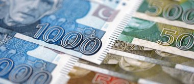 Pakistan banknotları kapanıyor. Pakistan 'ın mevcut para faturaları büyük miktarda masada yatıyor. Pakistan 'da iş ve yatırım kavramı