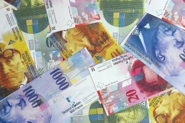 İsviçre frangı banknotları. Mevcut frank para faturaları büyük miktarda masada yatıyor. İş ve yatırım kavramı