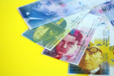 Sarıya İsviçre frangı banknotları. Mevcut frank para faturaları büyük miktarda masada yatıyor. İsviçre 'de iş ve yatırım kavramı
