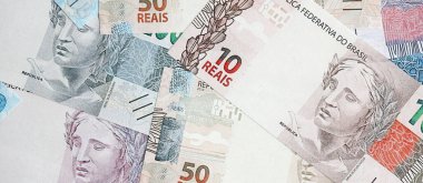 Brezilya Reais banknotları. Mevcut Brezilya gerçek para faturaları masada büyük miktarda yatıyor. Brezilya 'da iş ve yatırım kavramı