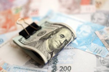 Bir sürü Amerikan doları büyük miktarda Brezilya banknotunun üzerinde yatar. Amerika 'nın parası Brezilya' nın para akışına bağlı. Brezilya 'da ekonomi ve döviz kuru kavramı