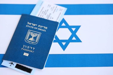 İsrail pasaportu ve bayrak üstünde biletler. İsrail 'in şu anki biyometrik geçidi bayrağa yakın duruyor. İsrail 'de seyahat ve tatil kavramı