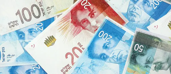 Israel New Shekels banknotları. İsrail 'in şu anki para faturaları büyük miktarda masada yatıyor. İsrail 'de iş ve yatırım kavramı