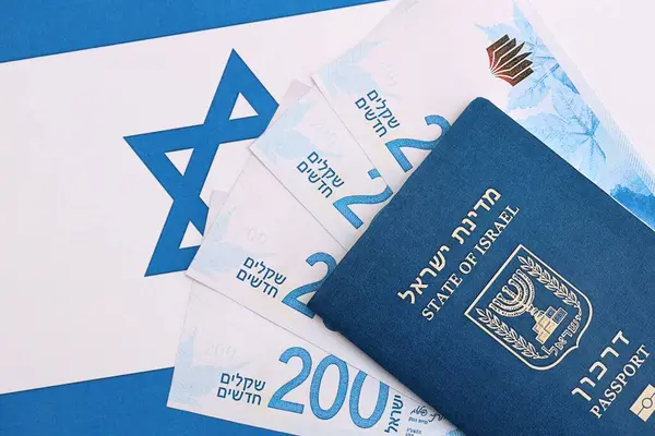 İsrail Yeni Şekelleri 'nin banknotları ve pasaportu bayrağın üzerinde. İsrail 'in mevcut para faturaları ve biyometrik geçiş bayrağında büyük miktarda yer alıyor. İsrail 'de seyahat ve tatil kavramı