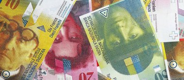 İsviçre frangı banknotları. Mevcut frank para faturaları büyük miktarda masada yatıyor. İsviçre 'de iş ve yatırım kavramı
