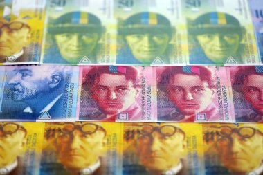 İsviçre frangı banknotları. Mevcut frank para faturaları masanın üzerinde çok yakın mesafede duruyor. İsviçre 'de iş ve yatırım kavramı