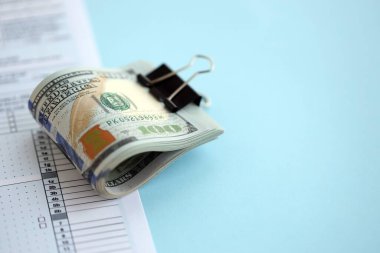 Masada 1040 bireysel gelir vergisi iadesi formuyla birlikte büyük miktarda Amerikan dolarları var. ABD 'de vergilendirme ve muhasebe kavramı