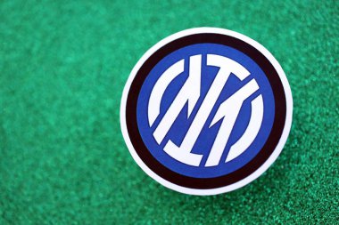 KYIV, UKRAINE - 23 Şubat 2025 Inter Milan FC futbol kulübü rozeti zümrüt yeşili simli arka plan pankartıyla uzanır