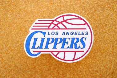 KYIV, UKRAINE - 23 Şubat 2025 Los Angeles Clippers basketbol takımı rozeti altın sarısı parıltılı arka plan pankartıyla uzanır