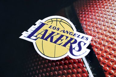 KYIV, UKRAINE - 23 Şubat 2025 Los Angeles Lakers basketbol takımı rozeti basketbol arka plan pankartımızda yatıyor