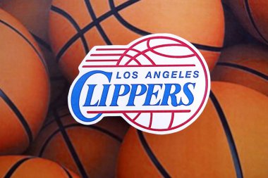 KYIV, UKRAINE - 23 Şubat 2025 Los Angeles Clippers basketbol takımı rozeti basketbol topu arka plan pankartıyla yatar
