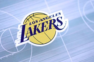 KYIV, UKRAINE - 23 Şubat 2025 Los Angeles Lakers basketbol takımı rozeti basketbol stadyumunun arka plan pankartında yer alıyor