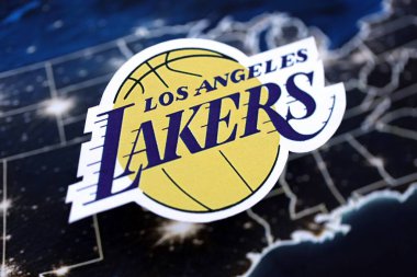KYIV, UKRAINE - 23 Şubat 2025 Los Angeles Lakers basketbol takımı rozeti Amerika Birleşik Devletleri harita arka plan pankartıdır