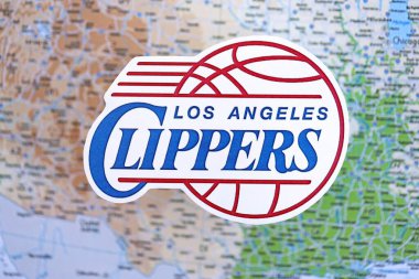 KYIV, UKRAINE - 23 Şubat 2025 Los Angeles Clippers basketbol takımı rozeti ABD haritasının arka planında yer almaktadır