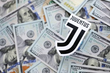 KYIV, UKRAINE - 23 Şubat 2025 Juventus FC futbol kulübü rozeti yüzlük banknotların üzerinde yatıyor