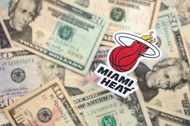 KYIV, UKRAINE - 23 Şubat 2025 Miami Heat basketbol takımı rozeti büyük miktarlarda Amerikan dolarının üzerinde.