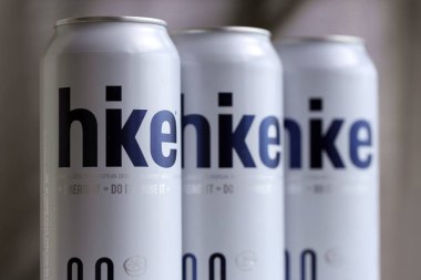 KYIV, UKRAINE - 19 Nisan 2025 Alüminyum kutularda sıfır alkolsüz bira. Bira markası logosunu kapatıyoruz.