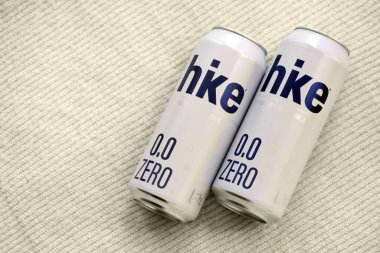 KYIV, UKRAINE - 19 Nisan 2025 Alüminyum kutularda sıfır alkolsüz bira. Bira markası logosunu kapatıyoruz.