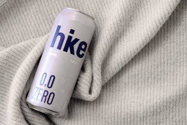 KYIV, UKRAINE - 19 Nisan 2025 Alüminyum kutularda sıfır alkolsüz bira. Bira markası logosunu kapatıyoruz.