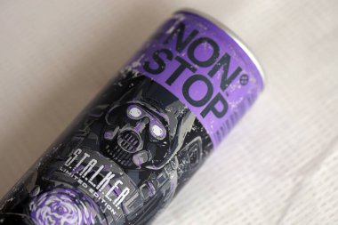 KYIV, UKRAINE - 19 Nisan 2025 Stalker ve alüminyum maskeli karakterlerin sınırlı sayıda üretilmiş enerji içeceği kapatılabilir