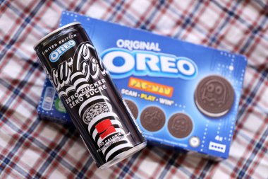 KYIV, UKRAINE - 19 Nisan 2025 Coca Cola OREO Sıfır Şekerli içecek 250 ml kutusunda. Kurabiye aromalı meşrubat işbirliği. Sınırlı üretim ürünü