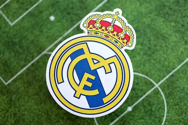 KYIV, UKRAINE - 23 Şubat 2025 Real Madrid CF futbol kulübü rozeti futbol sahasının arka planında yer alıyor