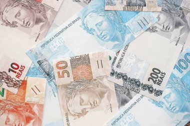Brezilya Reais banknotları. Mevcut Brezilya gerçek para faturaları masada büyük miktarda yatıyor. Brezilya 'da iş ve yatırım kavramı