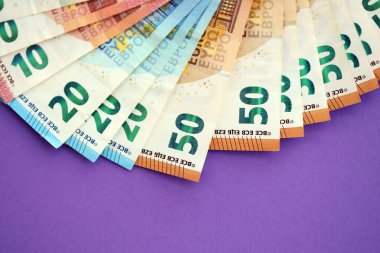 Avrupa para birimi banknotlarının büyük bir kısmı mor renkli masaya yakın. Avrupa 'da iş ve gelir kavramı