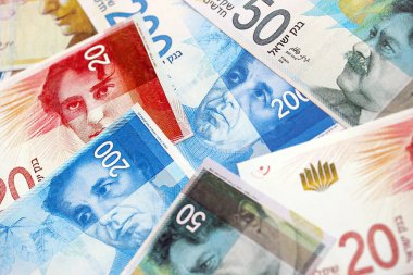 Israel New Shekels banknotları. İsrail 'in şu anki para faturaları büyük miktarda masada yatıyor. İsrail 'de iş ve yatırım kavramı