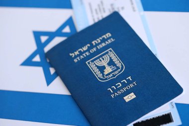 İsrail pasaportu ve bayrak üstünde biletler. İsrail 'in şu anki biyometrik geçidi bayrağa yakın duruyor. İsrail 'de seyahat ve tatil kavramı