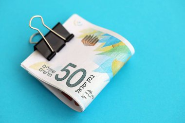 Israel New Shekels banknotları mavi arka planda. İsrail 'in şu anki para banknotları büyük oranda mavi üzerine yatar. İsrail 'de iş ve yatırım kavramı