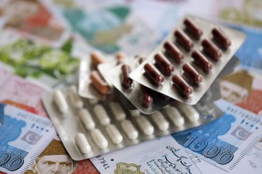 Pakistan banknotları ve ilaç hapları. Pakistan 'ın mevcut para ve uyuşturucu faturaları büyük miktarda masada yatıyor. Pakistan 'da ilaç ve eczane kavramı