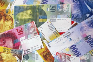 İsviçre frangı banknotları. Mevcut frank para faturaları büyük miktarda masada yatıyor. İsviçre 'de iş ve yatırım kavramı