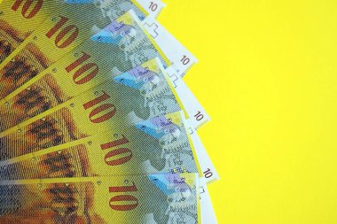 Sarıya İsviçre frangı banknotları. Mevcut frank para faturaları büyük miktarda masada yatıyor. İsviçre 'de iş ve yatırım kavramı