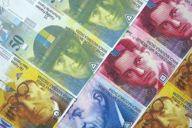İsviçre frangı banknotları. Mevcut frank para faturaları masanın üzerinde çok yakın mesafede duruyor. İsviçre 'de iş ve yatırım kavramı