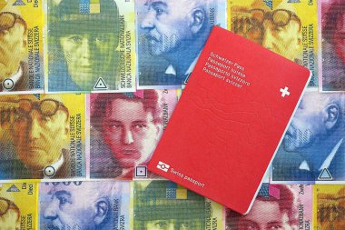 İsviçre frangı banknotları ve pasaportu. Mevcut banknotlar ve biyometrik geçiş kartları masanın üzerinde. İsviçre 'de seyahat ve tatil kavramı