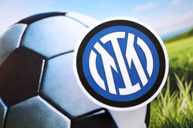 KYIV, UKRAINE - 23 Şubat 2025 Inter Milan FC futbol kulübü rozeti futbol arka planında yer alıyor