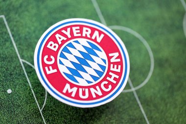 KYIV, UKRAINE - 23 Şubat 2025 Bayern Münih futbol kulübü rozeti futbol sahasının arka planında yer almaktadır