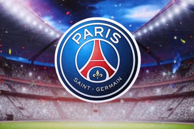 KYIV, UKRAINE - 23 Şubat 2025 Paris Saint Germain FC futbol kulübü rozeti futbol stadyumu arka planında yer almaktadır