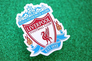 KYIV, UKRAINE - 23 Şubat 2025 Liverpool UK FC futbol kulübü rozeti zümrüt yeşili simli arka plan pankartıyla uzanır