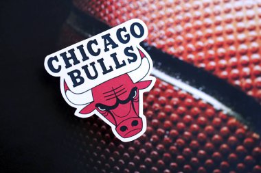 KYIV, UKRAINE - 23 Şubat 2025 Chicago Bulls basketbol takımı rozeti basketbol arka plan pankartımızda yatıyor