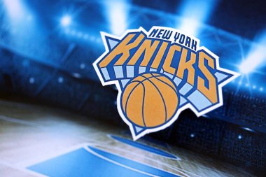 KYIV, UKRAINE - 23 Şubat 2025 New York Knicks basketbol takımı rozeti basketbol stadyumu arka planında yer alıyor