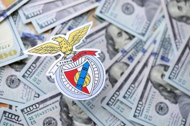 KYIV, UKRAINE - 23 Şubat 2025 Sport Lisboa ve Benfica futbol kulübü rozeti büyük miktarlarda Amerikan doları üzerinde yer almaktadır.
